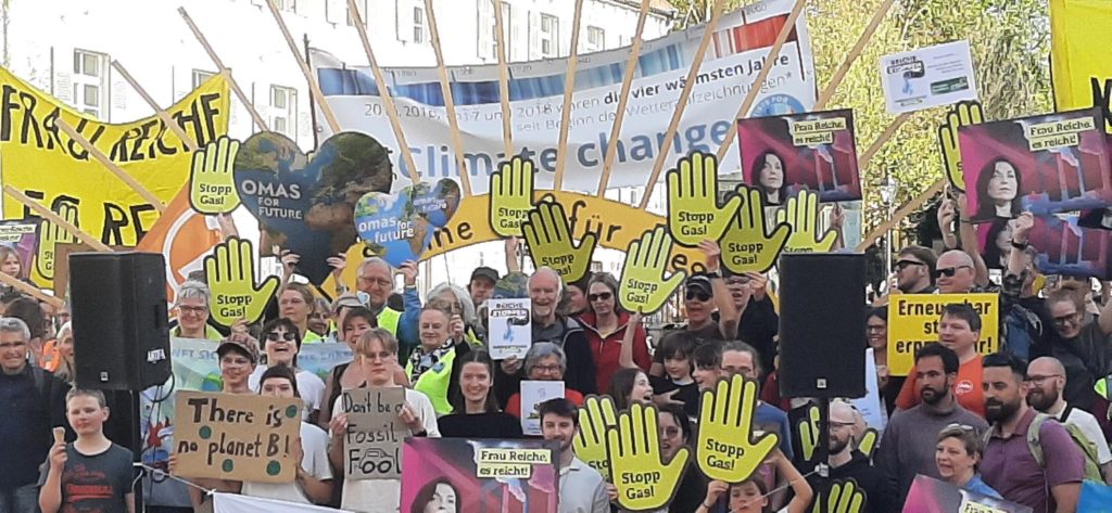 Demonstranten in Regensburg mit vielen Plakaten: Stopp Gas! dahinter S4F mit großem Banner