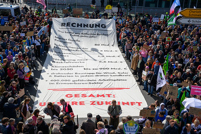 Große Klimarechnung vor der CDU-Parteizentrale in Berlin