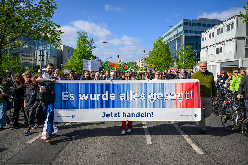 Berliner Scientists mit Plakat: Es ist alles gesagt!