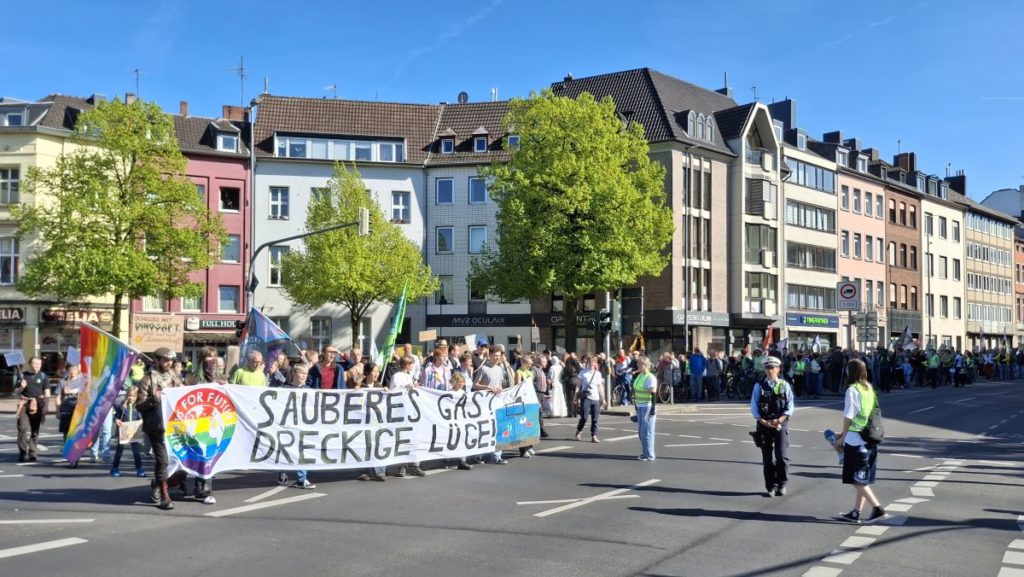 Demonstranten in Aachen mit Spruchband: Sauberes Gas? Dreckige Lüge!